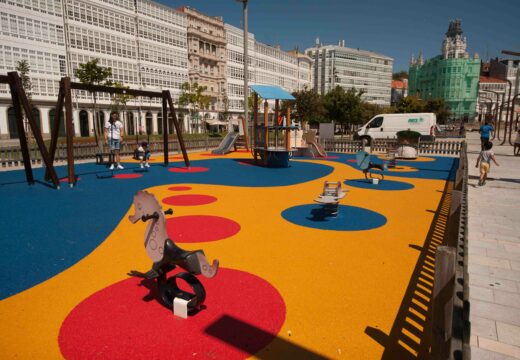 O Concello reabre o parque infantil da Mariña tras as obras de mellora